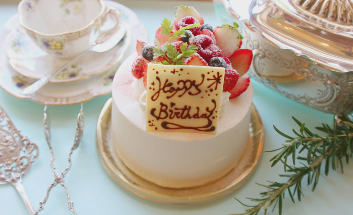 生クリーム苺のデコレーションケーキ